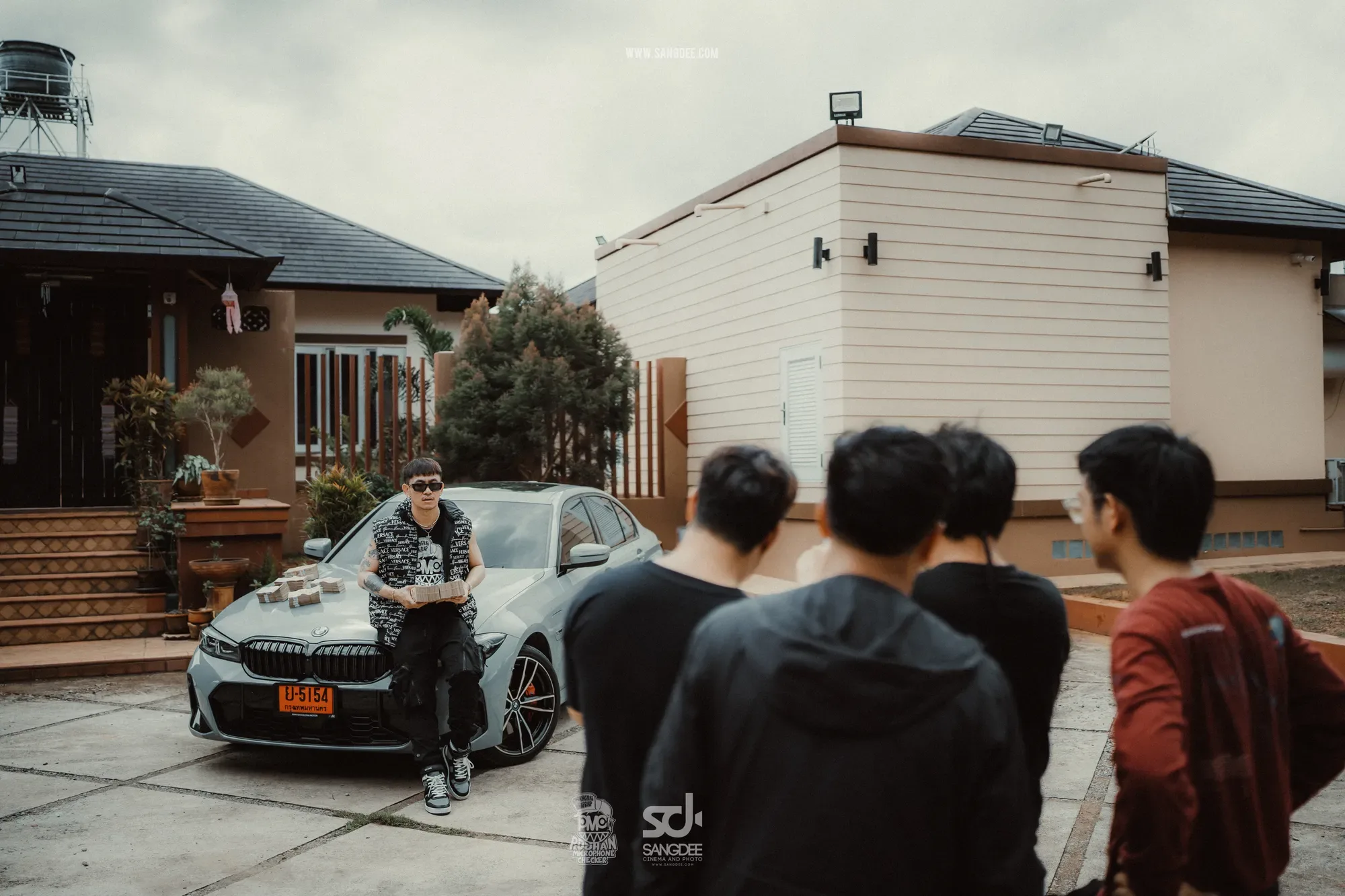 เบื้องหลัง MV เลี้ยงชีพโดยชอบ - PMC ปู่จ๋าน ลองไมค์ — ภาพจาก SANGDEE Photo Journal