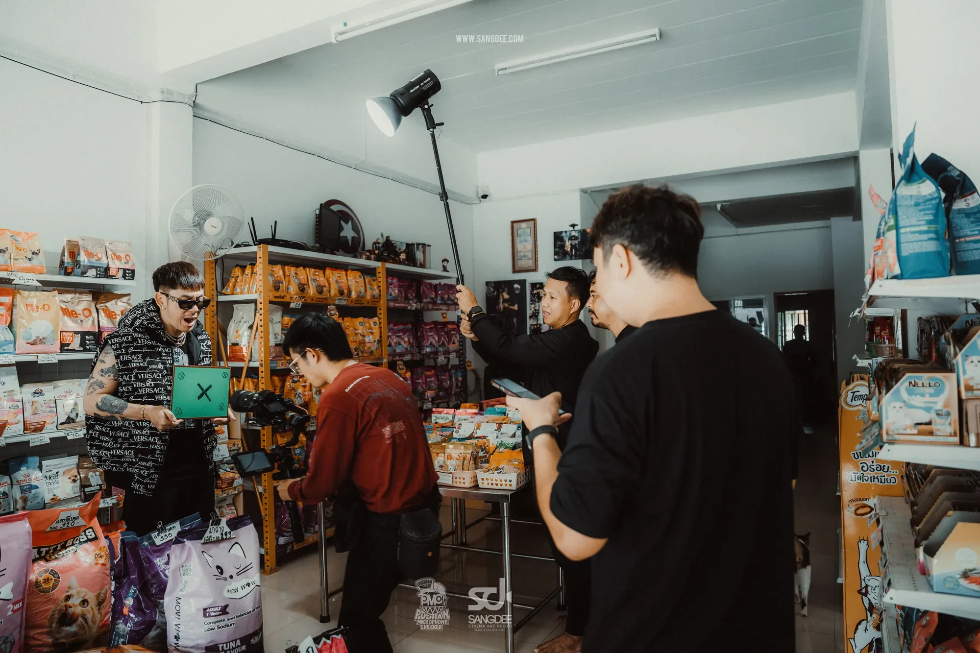 เบื้องหลัง MV เลี้ยงชีพโดยชอบ - PMC ปู่จ๋าน ลองไมค์ — ภาพจาก SANGDEE Photo Journal