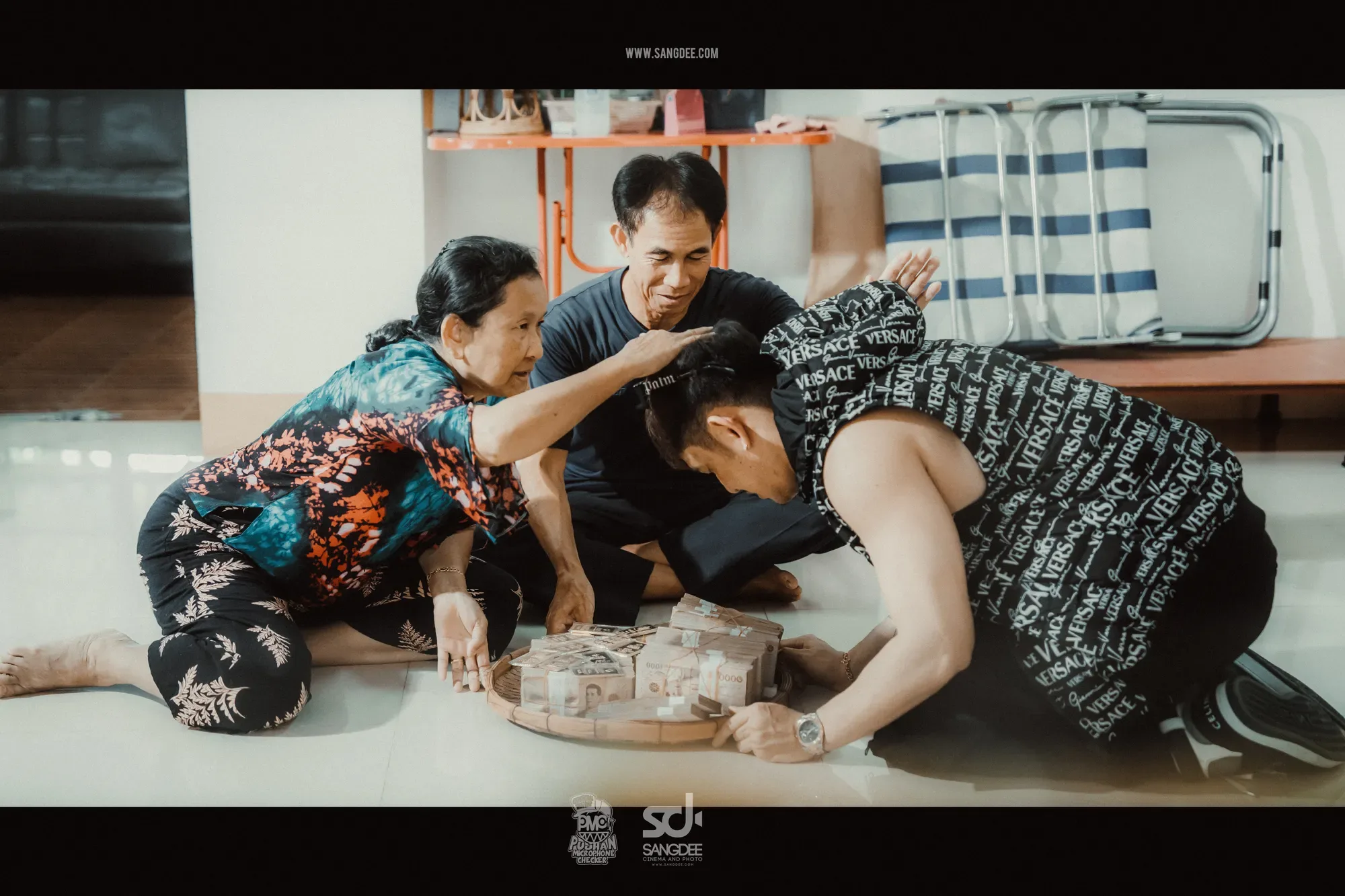 เบื้องหลัง MV เลี้ยงชีพโดยชอบ - PMC ปู่จ๋าน ลองไมค์ — ภาพจาก SANGDEE Photo Journal