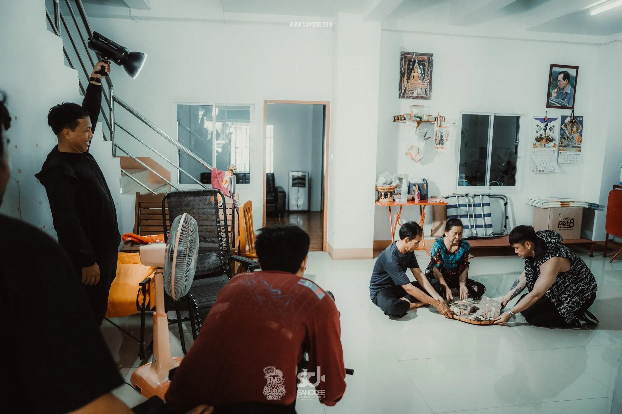 เบื้องหลัง MV เลี้ยงชีพโดยชอบ - PMC ปู่จ๋าน ลองไมค์ — ภาพจาก SANGDEE Photo Journal