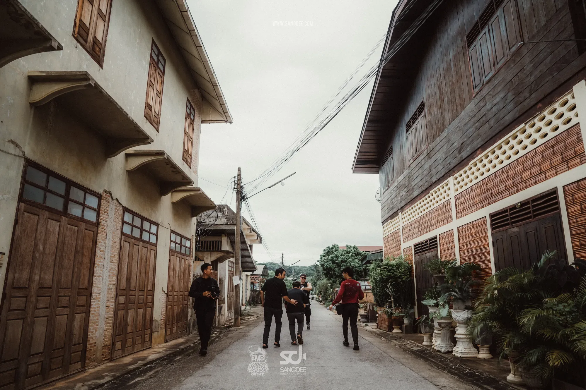 เบื้องหลัง MV เลี้ยงชีพโดยชอบ - PMC ปู่จ๋าน ลองไมค์ — ภาพจาก SANGDEE Photo Journal