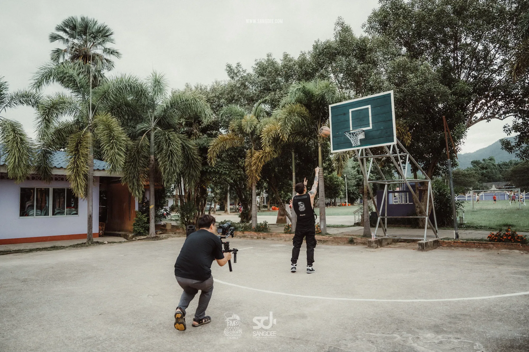 เบื้องหลัง MV เลี้ยงชีพโดยชอบ - PMC ปู่จ๋าน ลองไมค์ — ภาพจาก SANGDEE Photo Journal