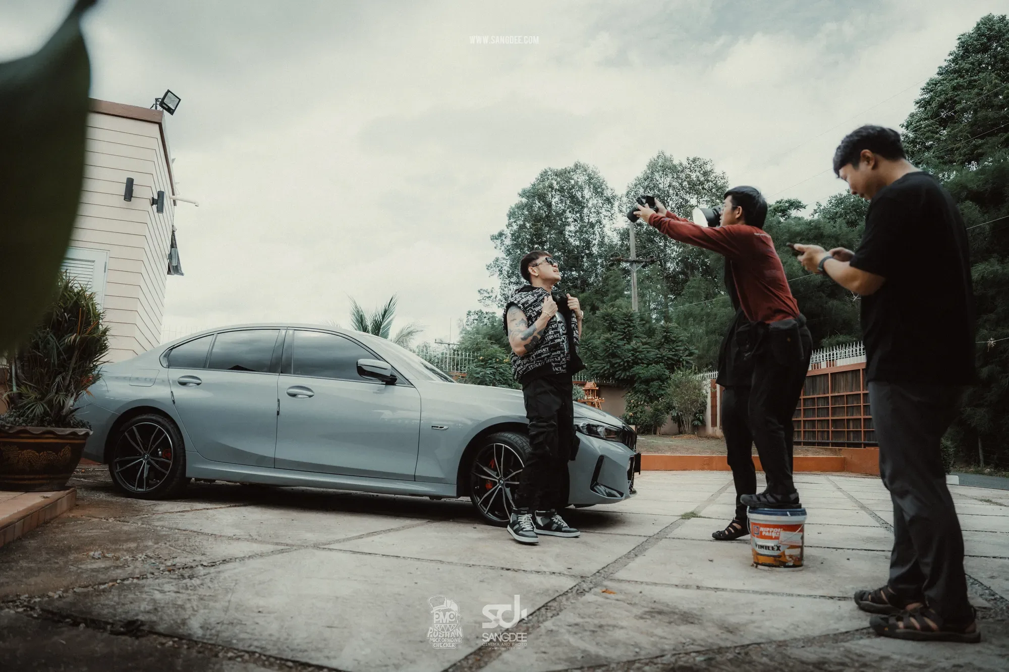 เบื้องหลัง MV เลี้ยงชีพโดยชอบ - PMC ปู่จ๋าน ลองไมค์ — ภาพจาก SANGDEE Photo Journal