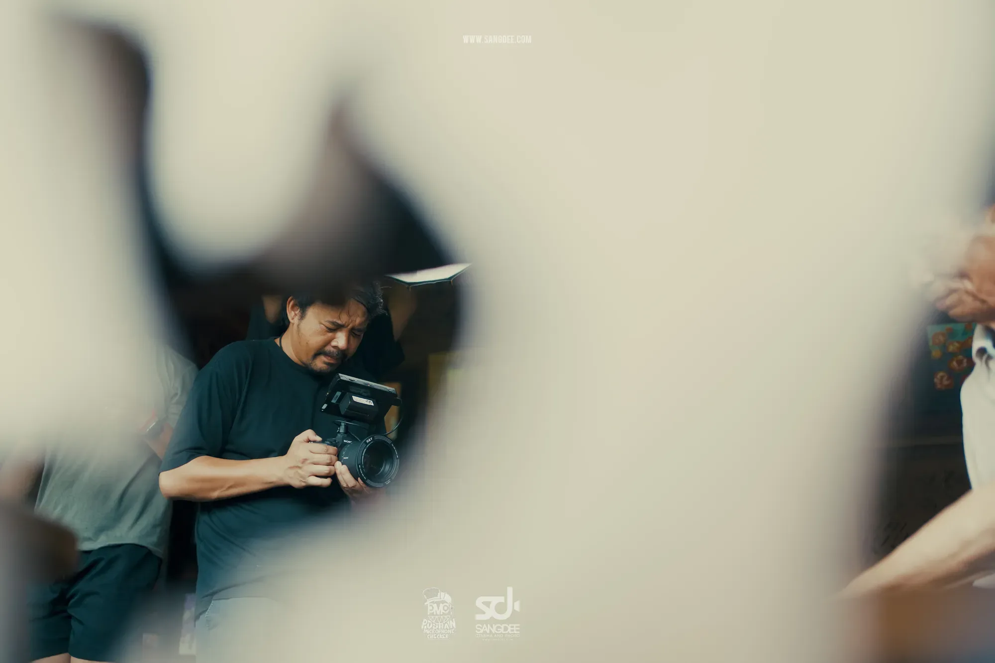 เบื้องหลัง MV กฎไตรรัก - PMC ปู่จ๋าน ลองไมค์ — ภาพจาก SANGDEE Photo Journal