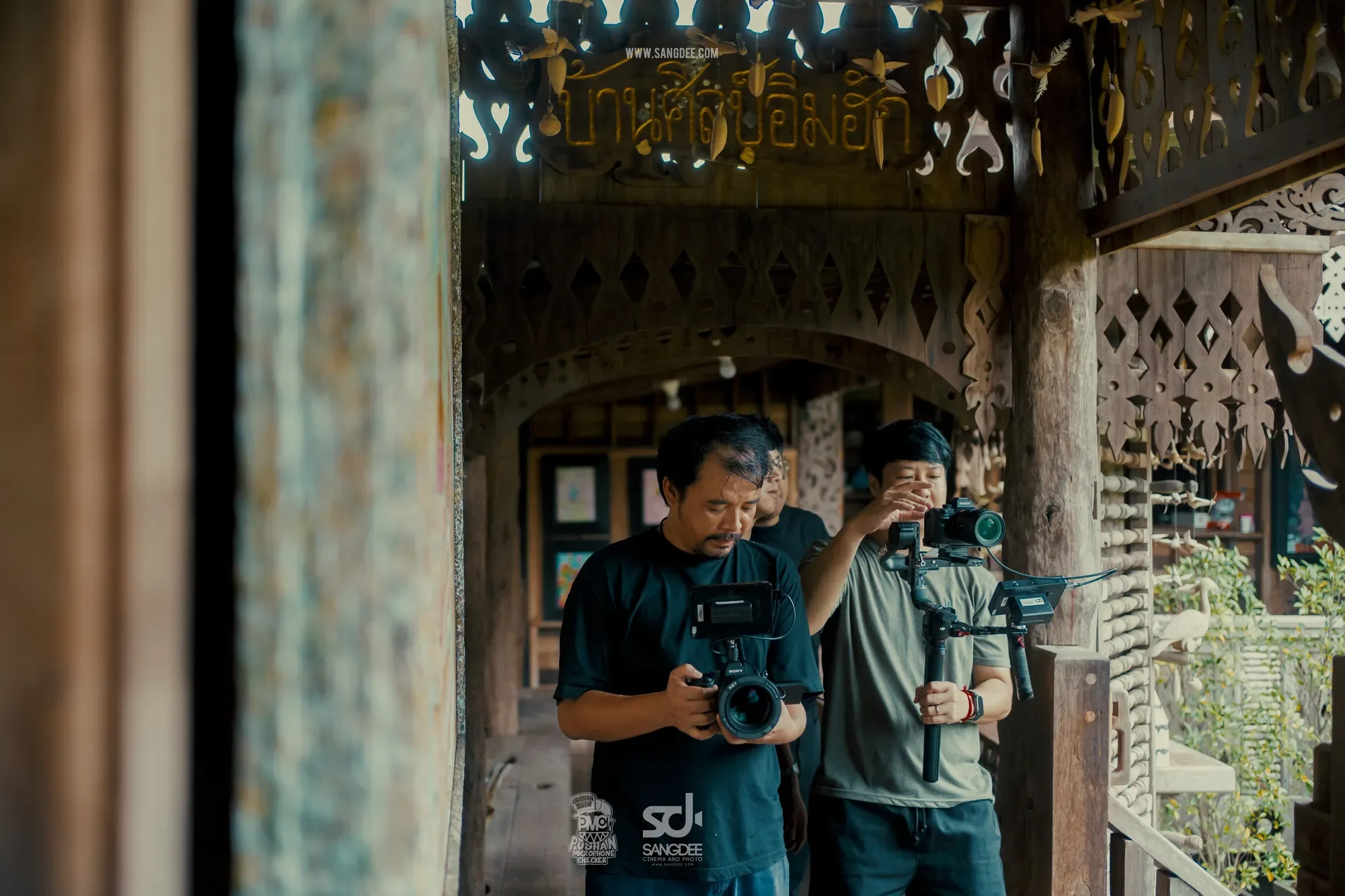 เบื้องหลัง MV กฎไตรรัก - PMC ปู่จ๋าน ลองไมค์ — ภาพจาก SANGDEE Photo Journal