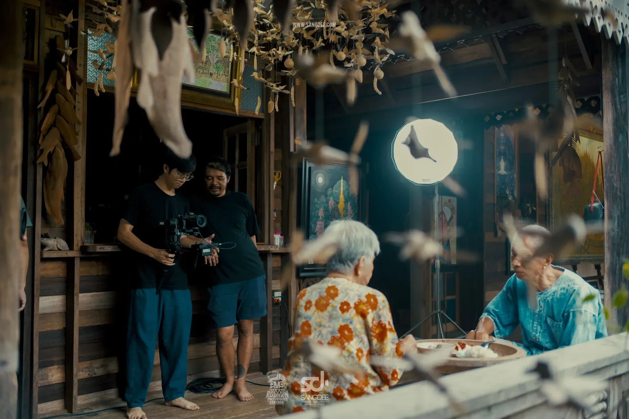 เบื้องหลัง MV กฎไตรรัก - PMC ปู่จ๋าน ลองไมค์ — ภาพจาก SANGDEE Photo Journal