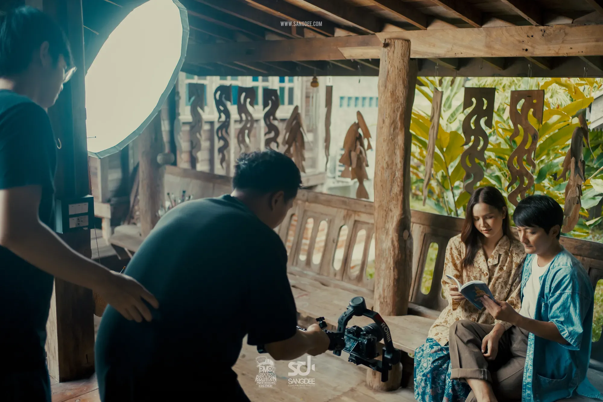 เบื้องหลัง MV กฎไตรรัก - PMC ปู่จ๋าน ลองไมค์ — ภาพจาก SANGDEE Photo Journal