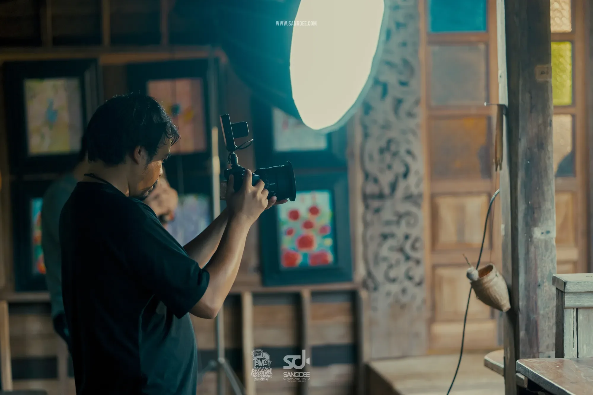 เบื้องหลัง MV กฎไตรรัก - PMC ปู่จ๋าน ลองไมค์ — ภาพจาก SANGDEE Photo Journal