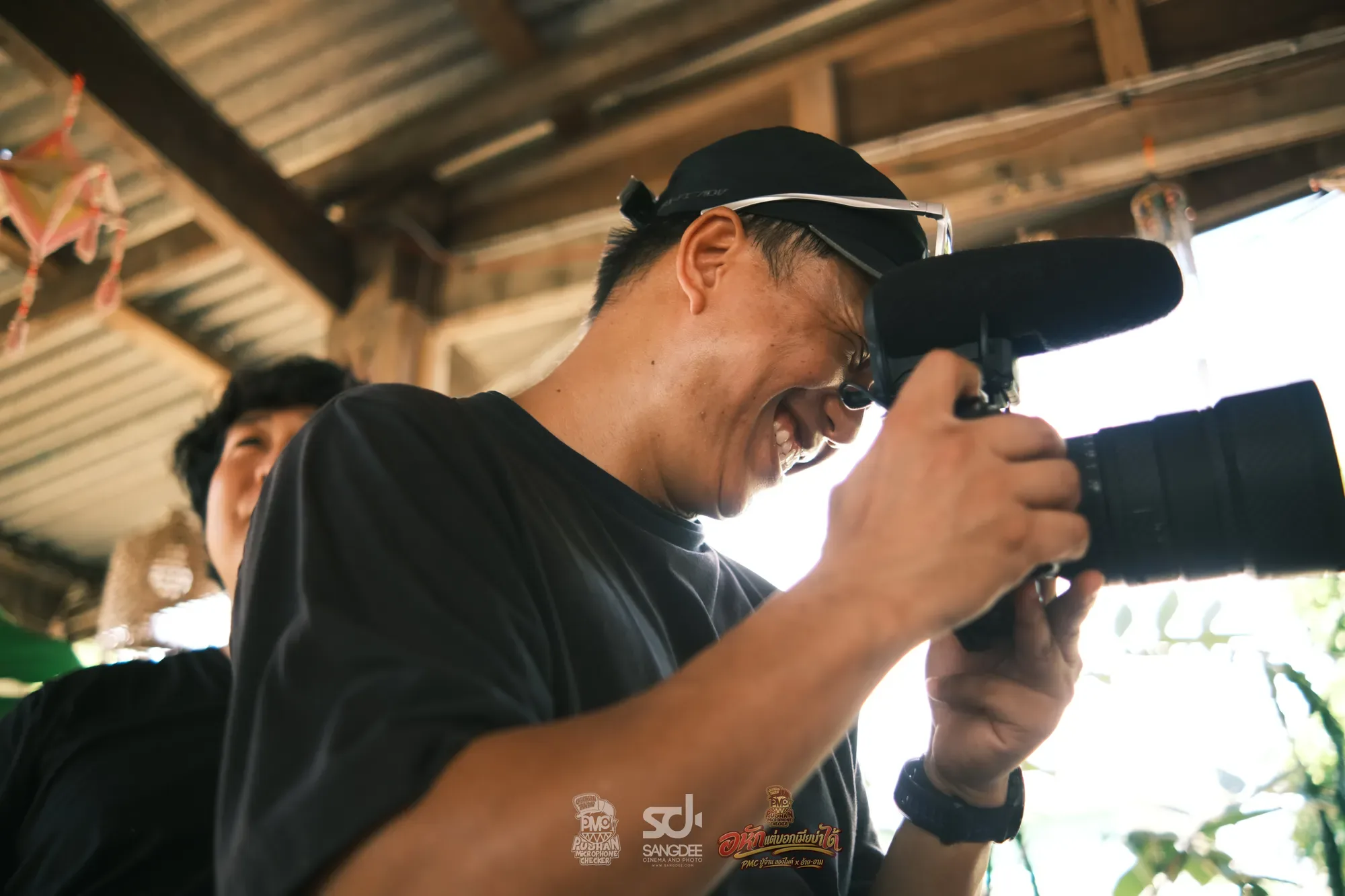 เบื้องหลัง MV อกหักแต่บอกเมียไม่ได้ - PMC (ปู่จ๋าน ลองไมค์) X อ้าย-อาม — ภาพจาก SANGDEE Photo Journal