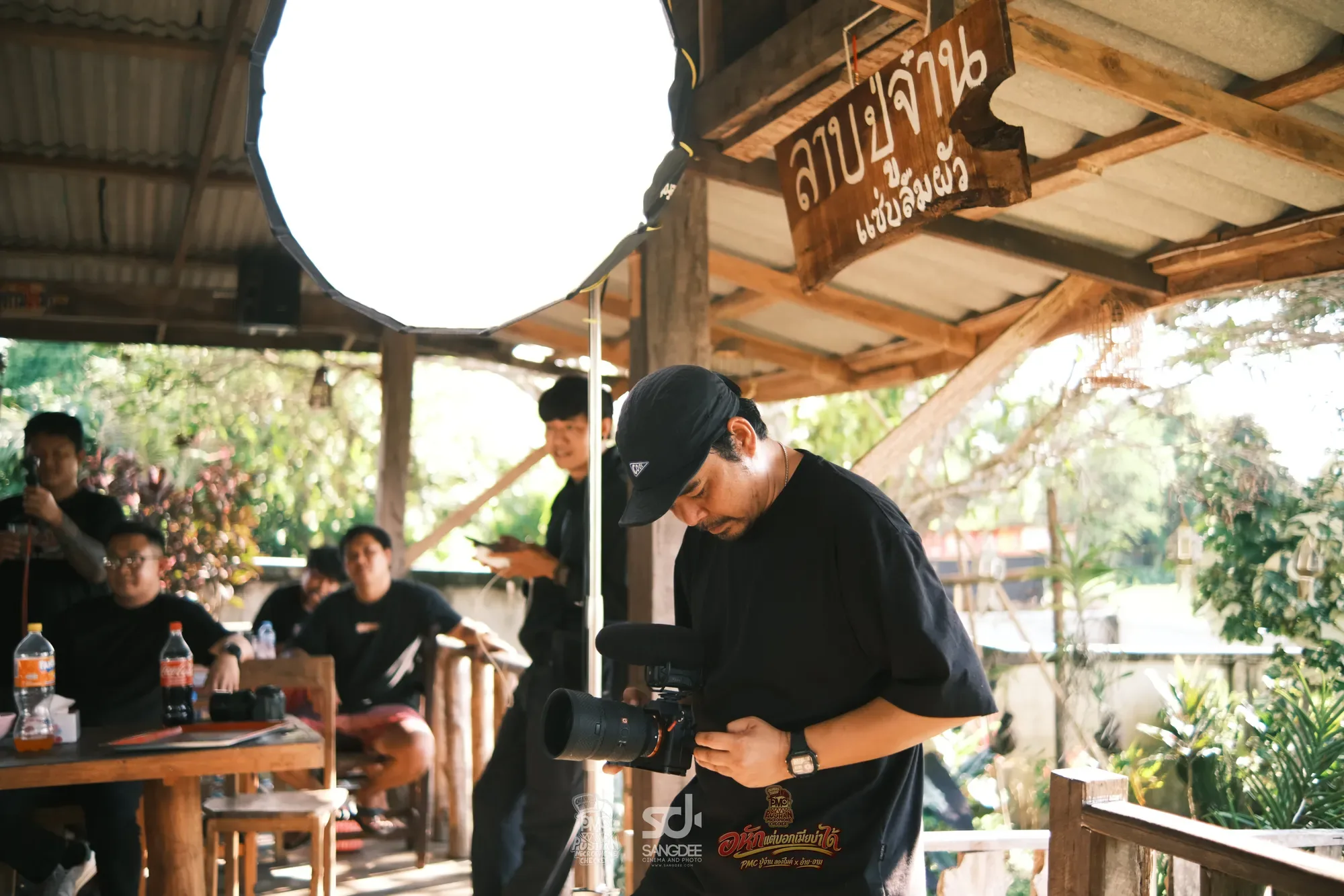 เบื้องหลัง MV อกหักแต่บอกเมียไม่ได้ - PMC (ปู่จ๋าน ลองไมค์) X อ้าย-อาม — ภาพจาก SANGDEE Photo Journal