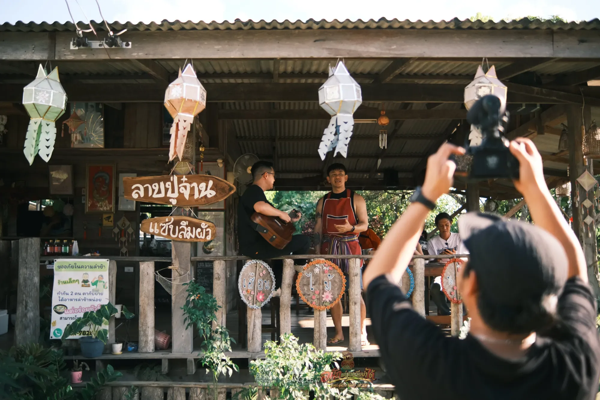 เบื้องหลัง MV อกหักแต่บอกเมียไม่ได้ - PMC (ปู่จ๋าน ลองไมค์) X อ้าย-อาม — ภาพจาก SANGDEE Photo Journal