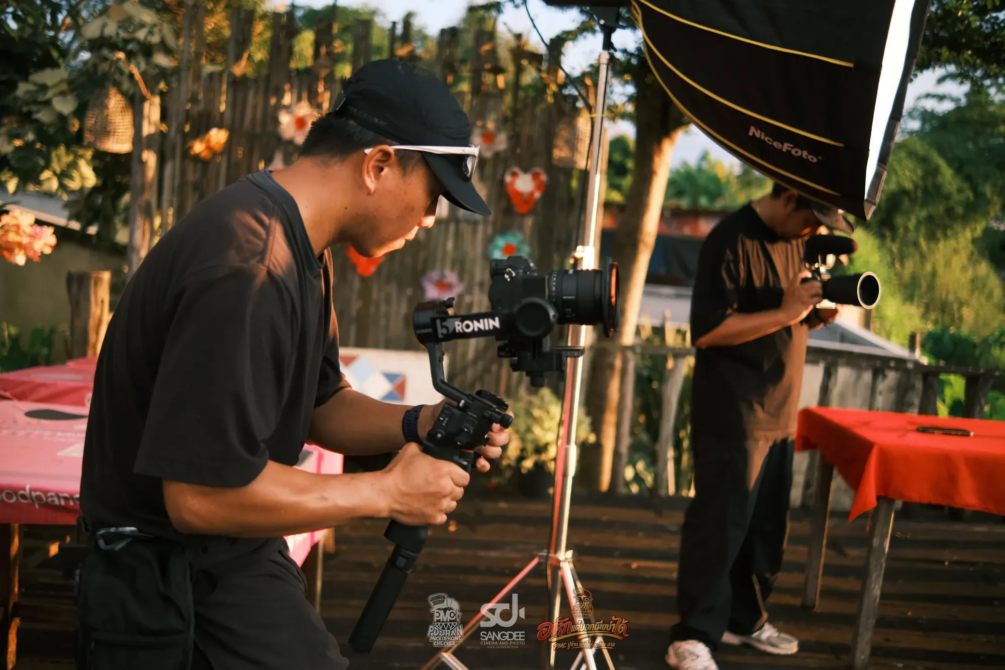 เบื้องหลัง MV อกหักแต่บอกเมียไม่ได้ - PMC (ปู่จ๋าน ลองไมค์) X อ้าย-อาม — ภาพจาก SANGDEE Photo Journal