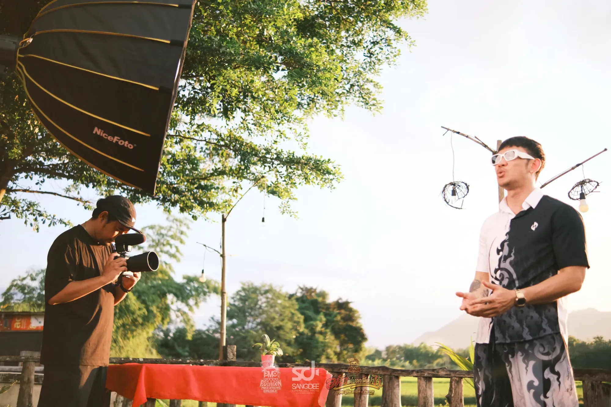 เบื้องหลัง MV อกหักแต่บอกเมียไม่ได้ - PMC (ปู่จ๋าน ลองไมค์) X อ้าย-อาม — ภาพจาก SANGDEE Photo Journal